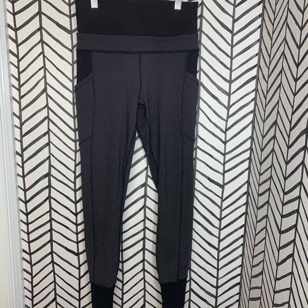 🔸 Lululemon en route crop diamond dot black white